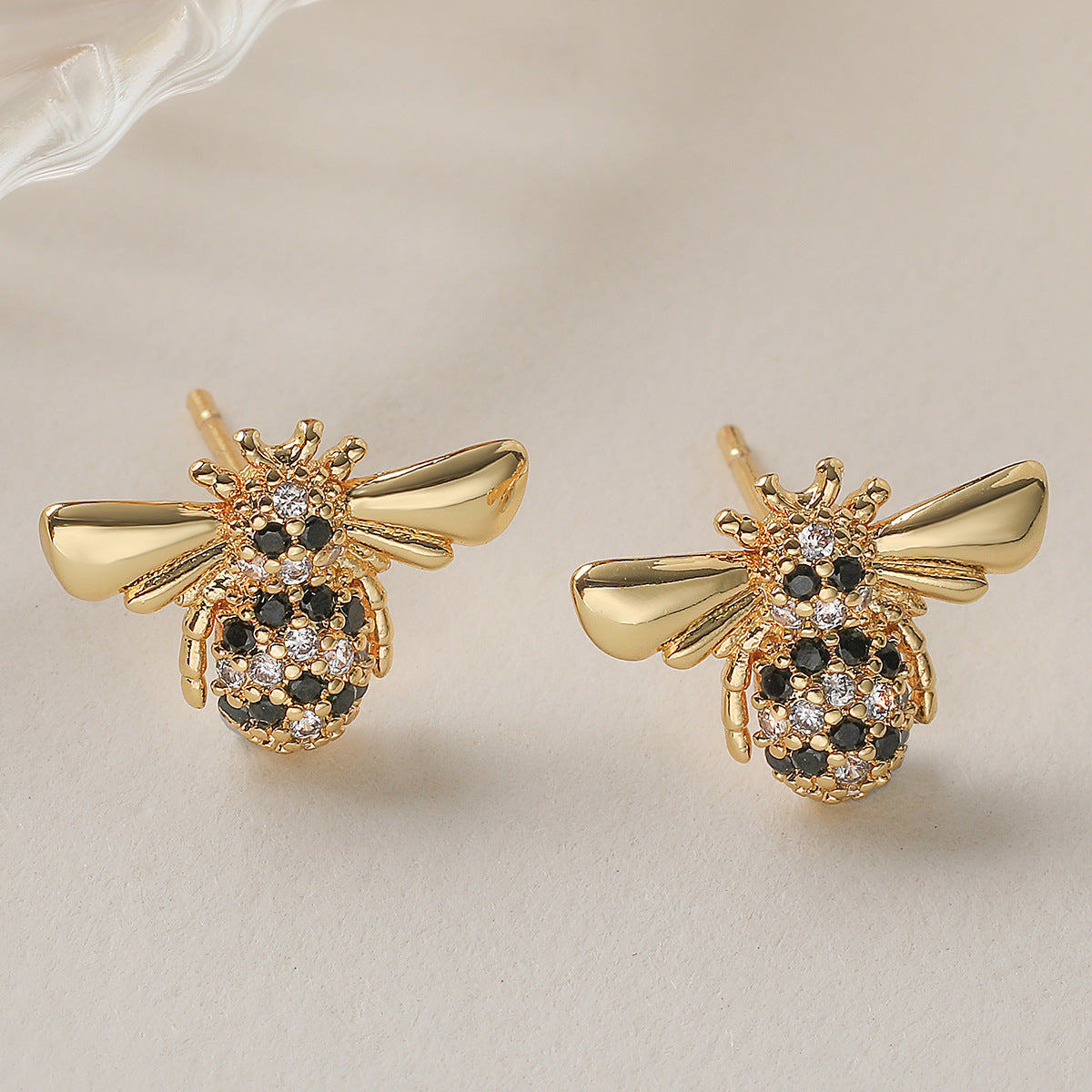 18K Gold-Plated Zircon Cat & Bee Stud Earrings – Cute Luxury Micro-Pavé Design